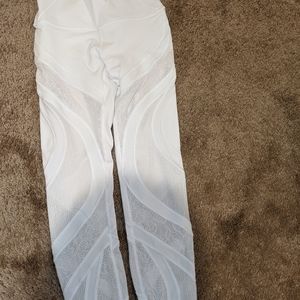 Lululemon Wunder Under crop lace white